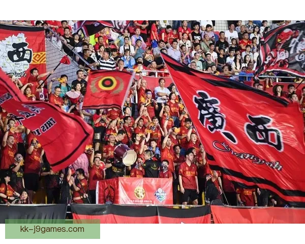 广西平果哈嘹主场场均观众超两万引领中甲球市热潮